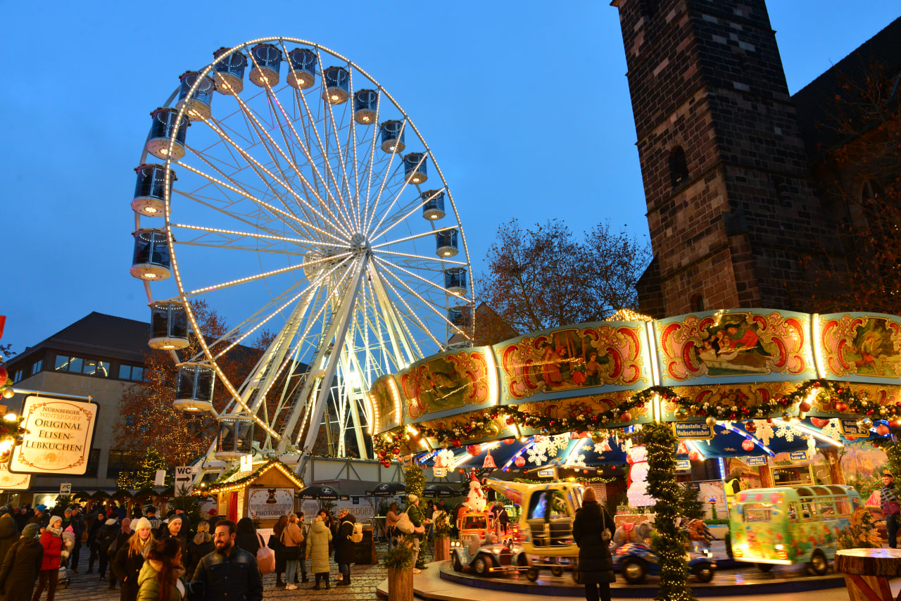 Weihnachtsmarkt Nürnberg 2025 - Glühweinstand am Hauptmarkt