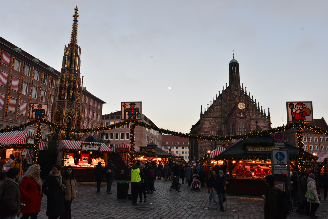 Weihnachtsmarkt Nürnberg 2025 - Kinderpunsch und Karussell