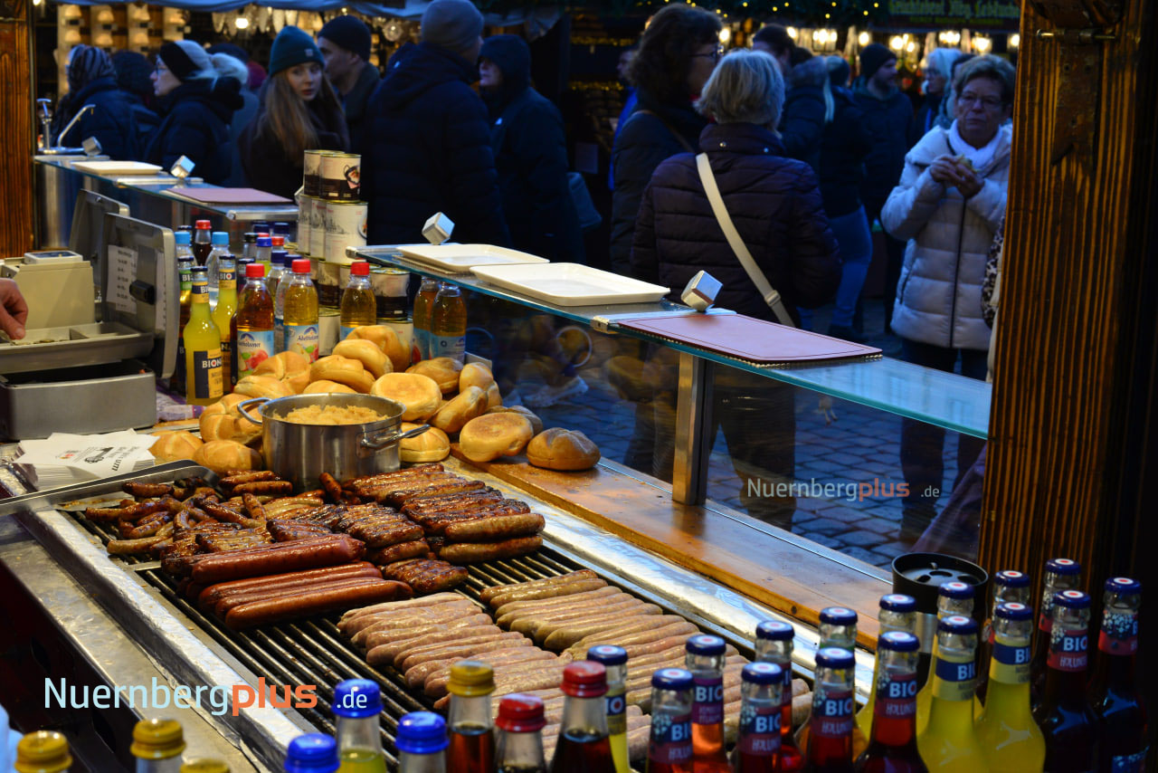 Weihnachtsmarkt Nürnberg 2025 - Bratwurststand mit Schnee